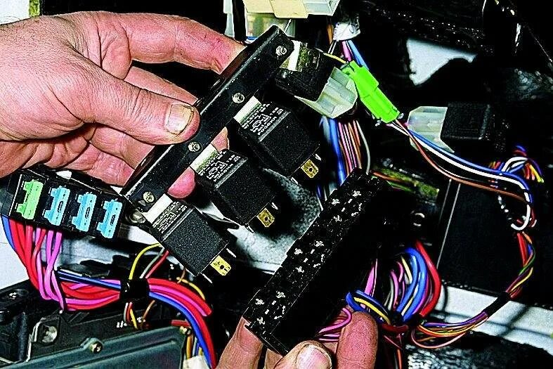 Реле поворотов нива 21214 где находится инжектор Реле стартера нива 21214 где находится инжектор