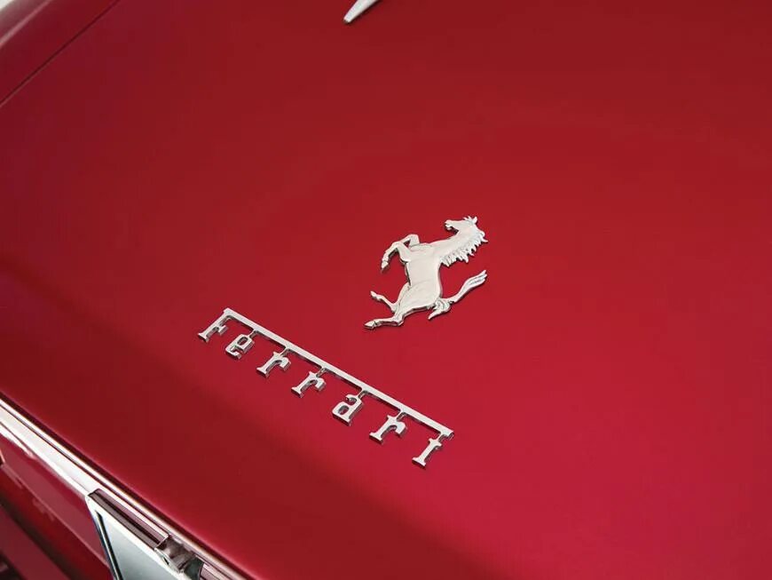 Ее изгибы как у феррари текст. Ferrari значок. шильдик феррари. феррари значок на капоте. ferrari надпись.
