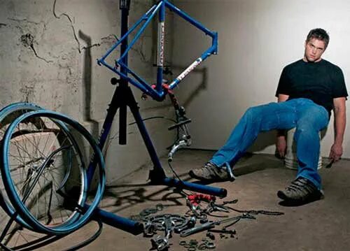Где ремонтируют велосипеды. Чинит велосипед. Техобслуживание велосипеда. Мастерская велосипедов. Починка велосипеда.