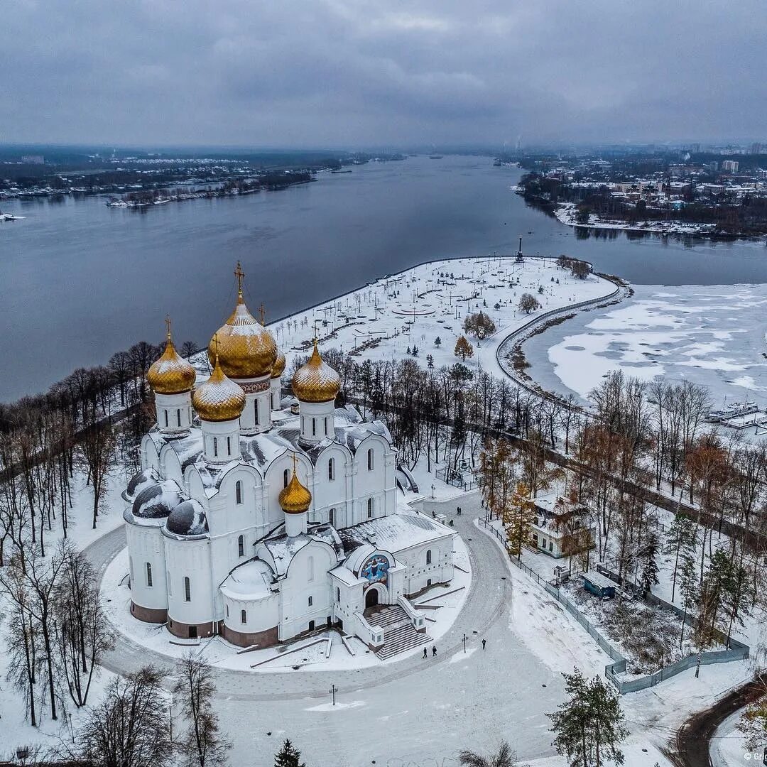 Куда можно сходить в ярославле зимой. Ярославль стрелка успенский собор. успенский собор ярославль зимой. ярославль стрелка зимой. ярославль успенский собор зима.