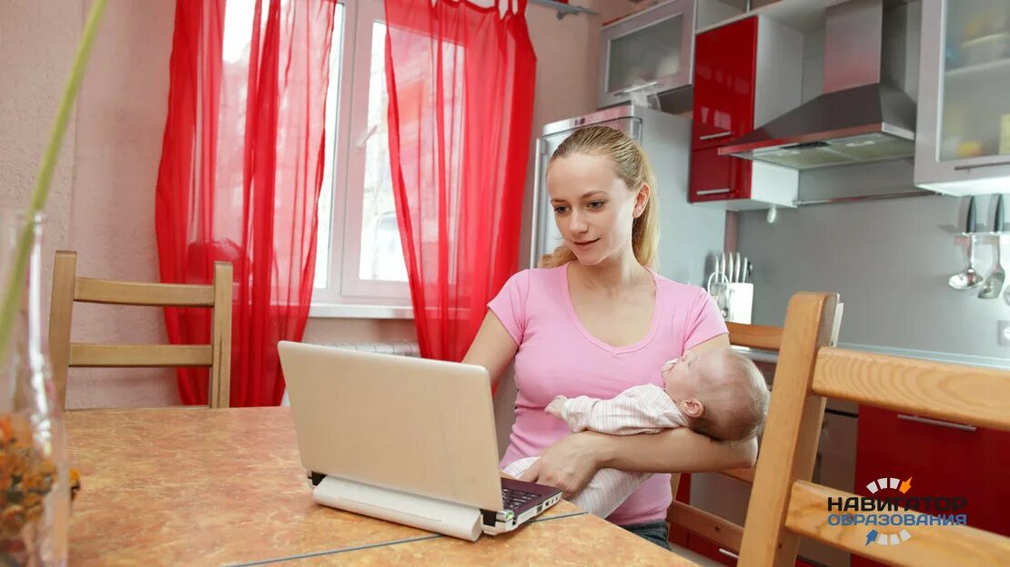 Женщина с ноутбуком на кухне. Мама с ноутбуком на кухне. Девушка за ноутбуком на кухне. Молодая мама на кухне. Mother chat