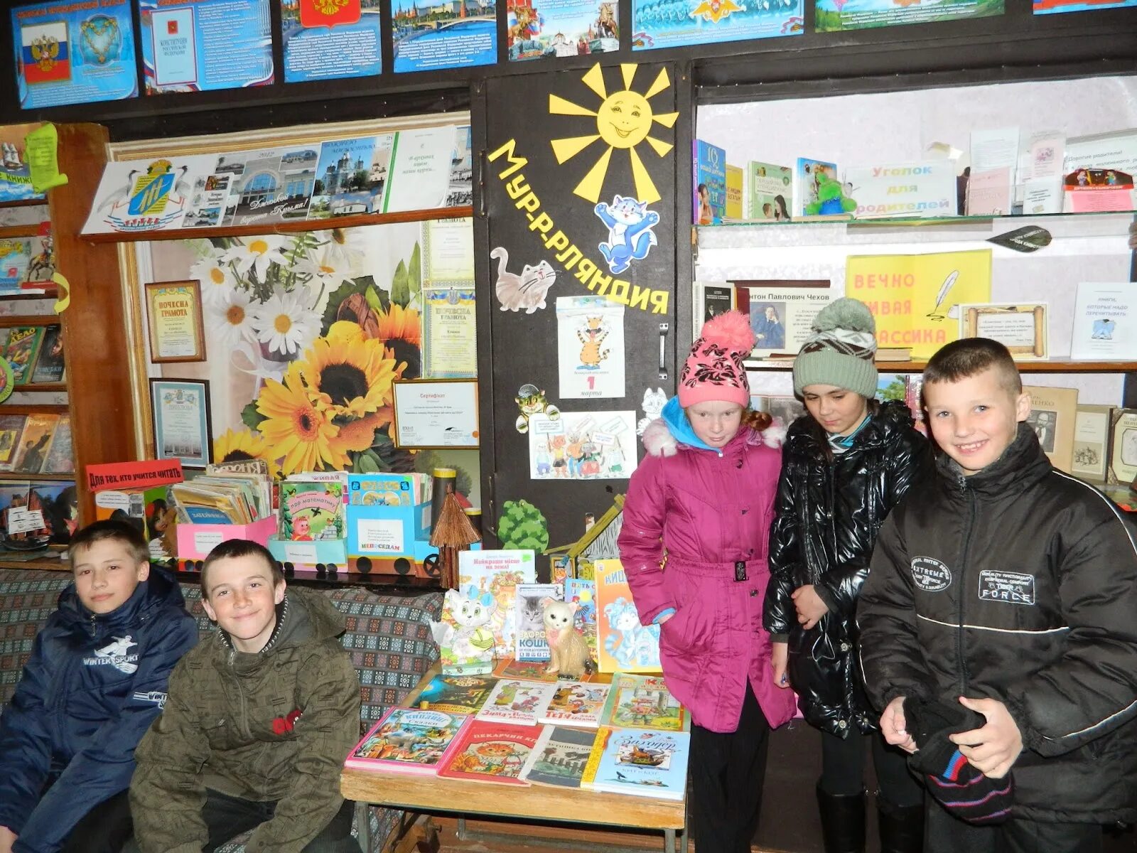 кошки мероприятия в библиотеке. книжная выставка про кошек. кошки мероприятия в библиотеке. выставка к дню кошек в библиотеке. книжно иллюстрированная выставка в библиотеке.