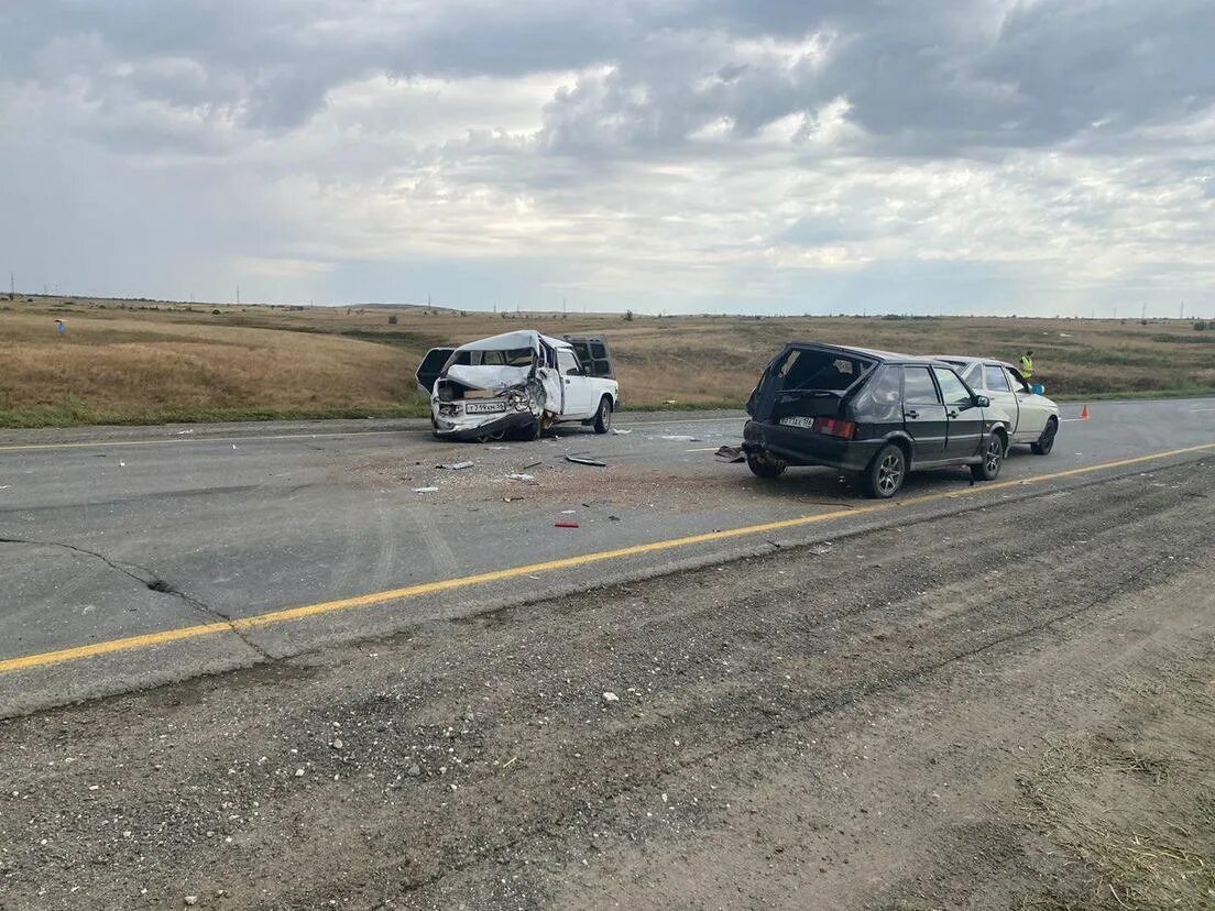 Трасса Оренбург Орск. На дорогах Оренбуржья аварии. Авария на трассе Оренбург Орск в Беляевском районе. Авария на трассе Оренбург Орск в Беляевском районе Калина и семёрка.