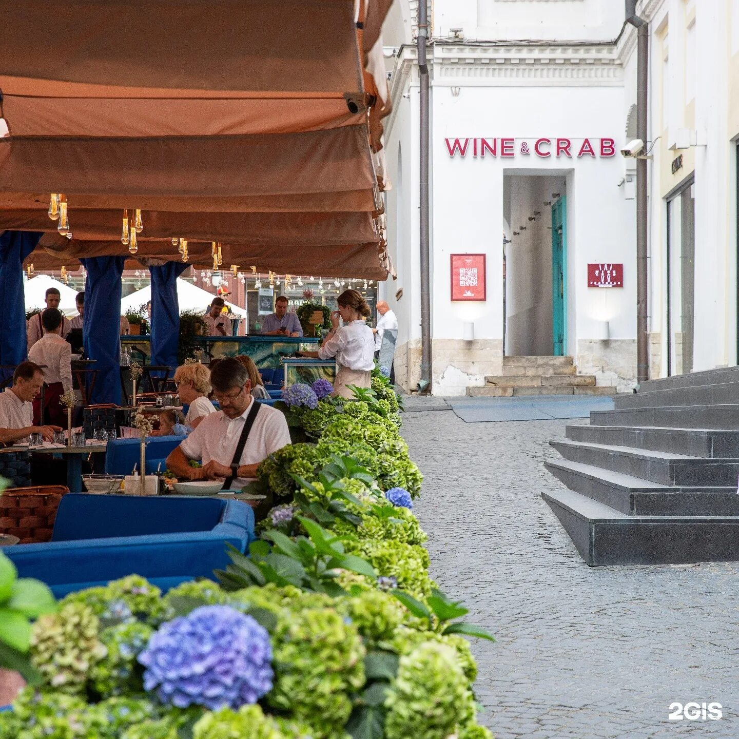 Вино и крабы москва. Wine and Crab Никольская. Wine and Crab ресторан. Вайн краб ресторан Барвиха. Wine Crab Никольская веранда.