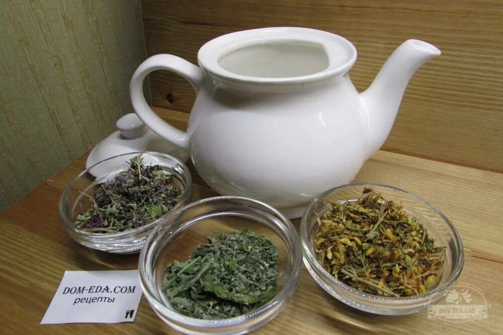 Кипит трава. Чай на травах. Чай сборный травяной. Зверобой травяной чай. Чай со зверобоем.