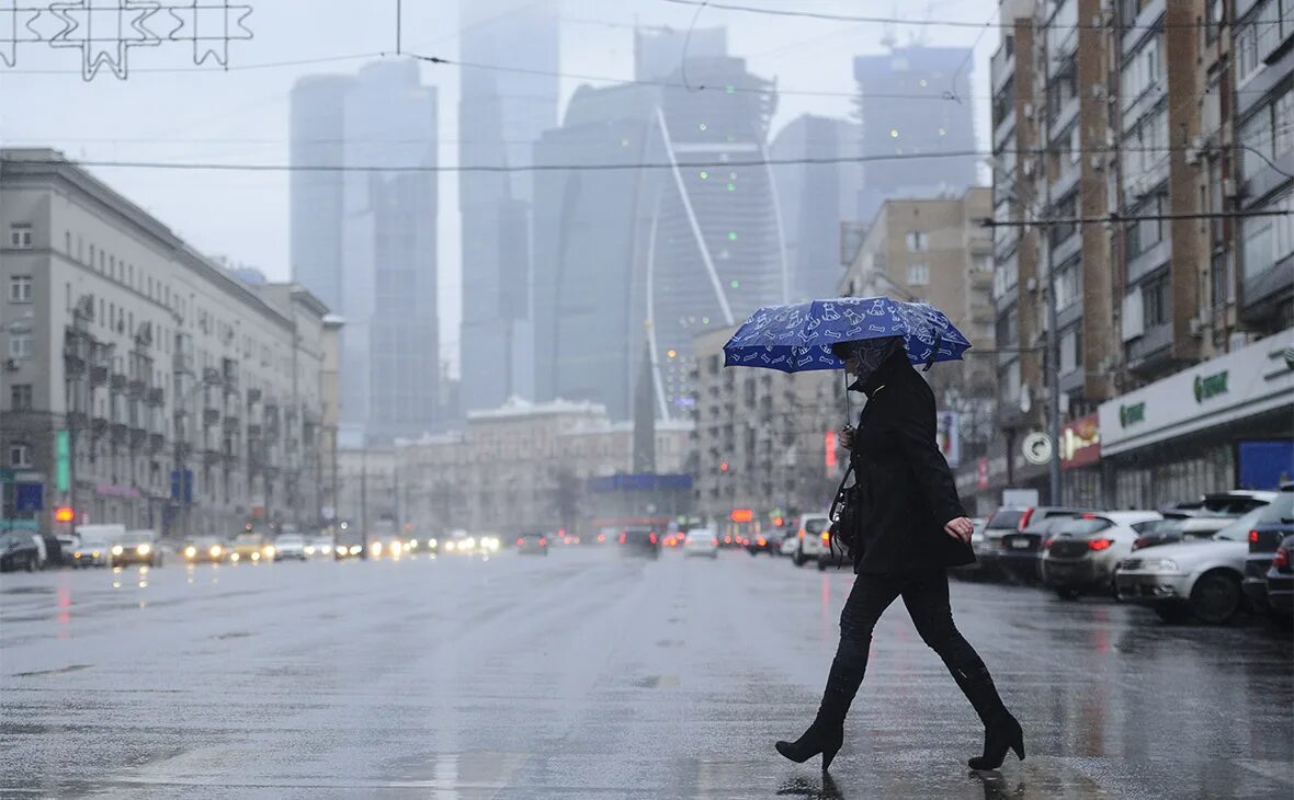 Сегодня какая погода дождь есть. Дождливый день в Москве. Дождик в Москве. Дождь в Москве. Весенний дождь в Москве.