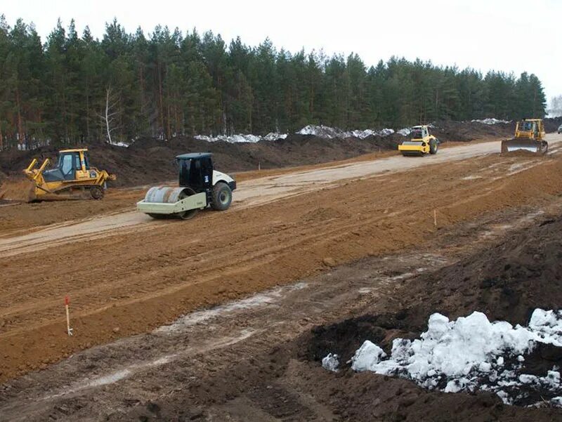 Насыпи при строительстве дорог. Котлован зимой. Производство работ в зимних условиях. Котлованный грунт зимой. Земляная насыпь.