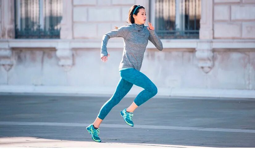 бегать во время месячных. бег соски. месячные в спорте фото. спорт и месячные. бег в толстовке.