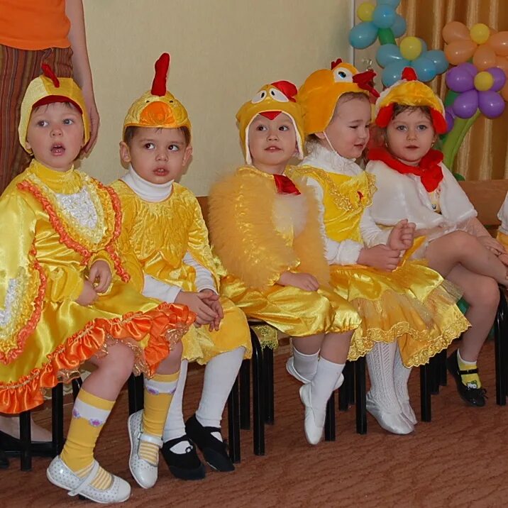 Танец курочки. Костюм цыплят для детей. Костюм курочки для девочки. Костюм курицы для девочки. Костюм цыпленка в детский сад.