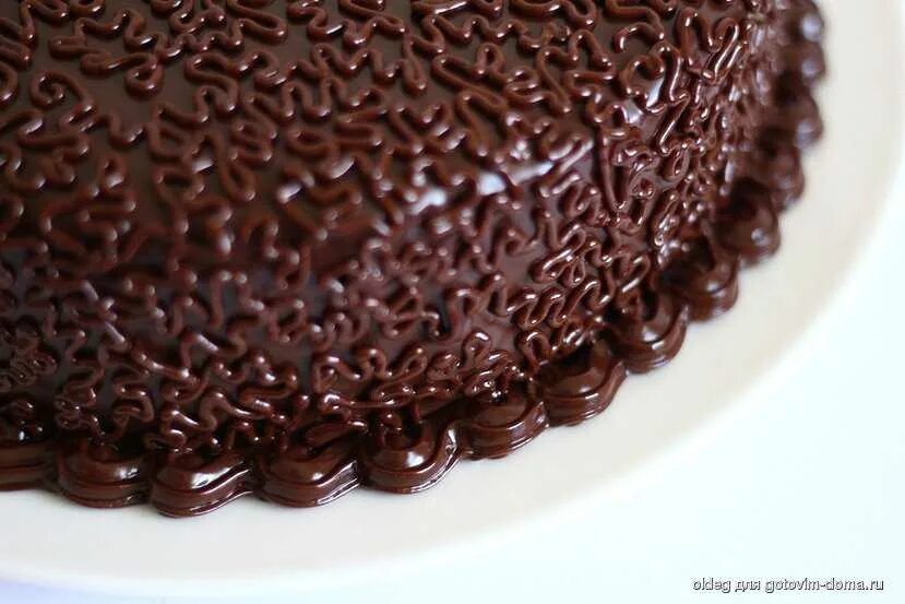 Украшение торта шоколадным кремом. Украшение торта шоколадной глазурью. Украшения для торта из глазури. Украшение торта шоколадной стружкой. Рецепт шоколадной глазури из шоколада для торта