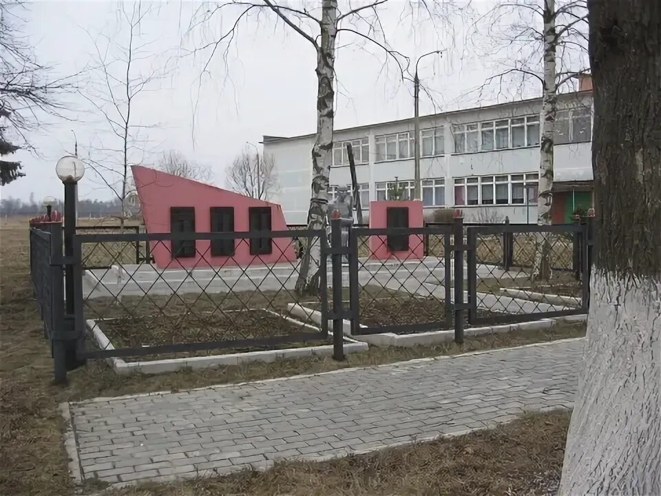 Детская площадка в ртищево около 4 школы. Стадион на территории школы. Школа номер 96 ростов на дону эврика развитие. На территории школы 96. Забор для школы.