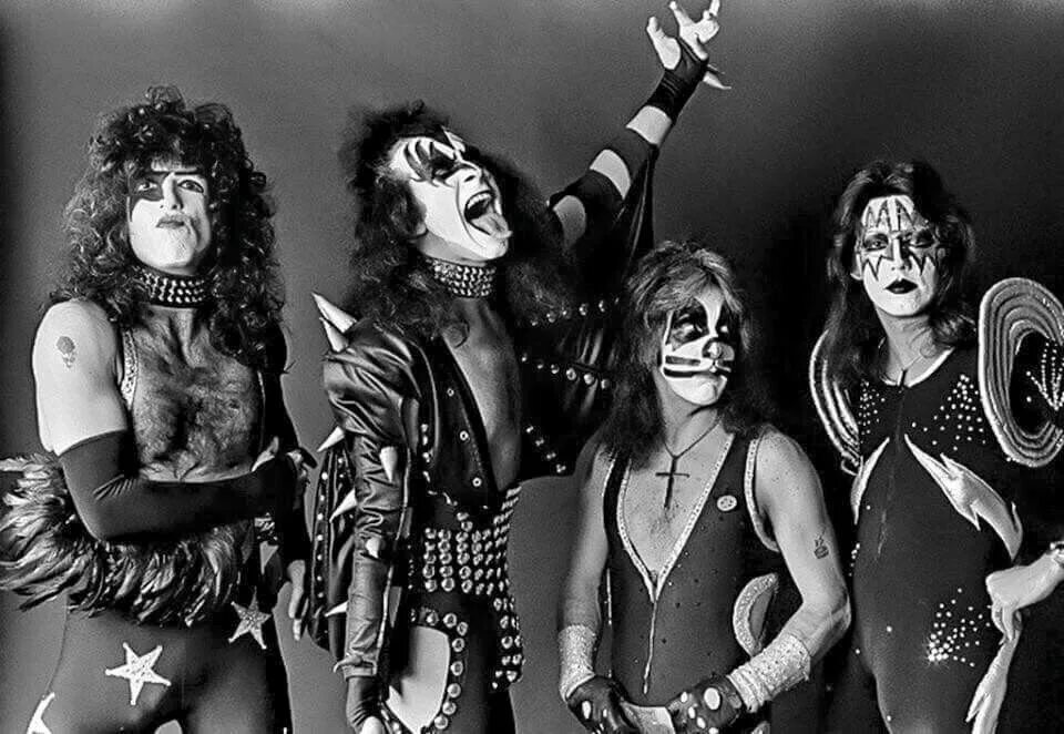 Джин симмонс kiss. Группа кисс 1973. Lijo black jet. Кисс блэк даймонд. Alive альбом kiss.