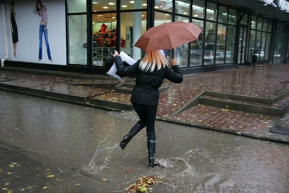 Дождики несут. Девушка в дождливом Ростове. Фото девушек в дождливую субботу.