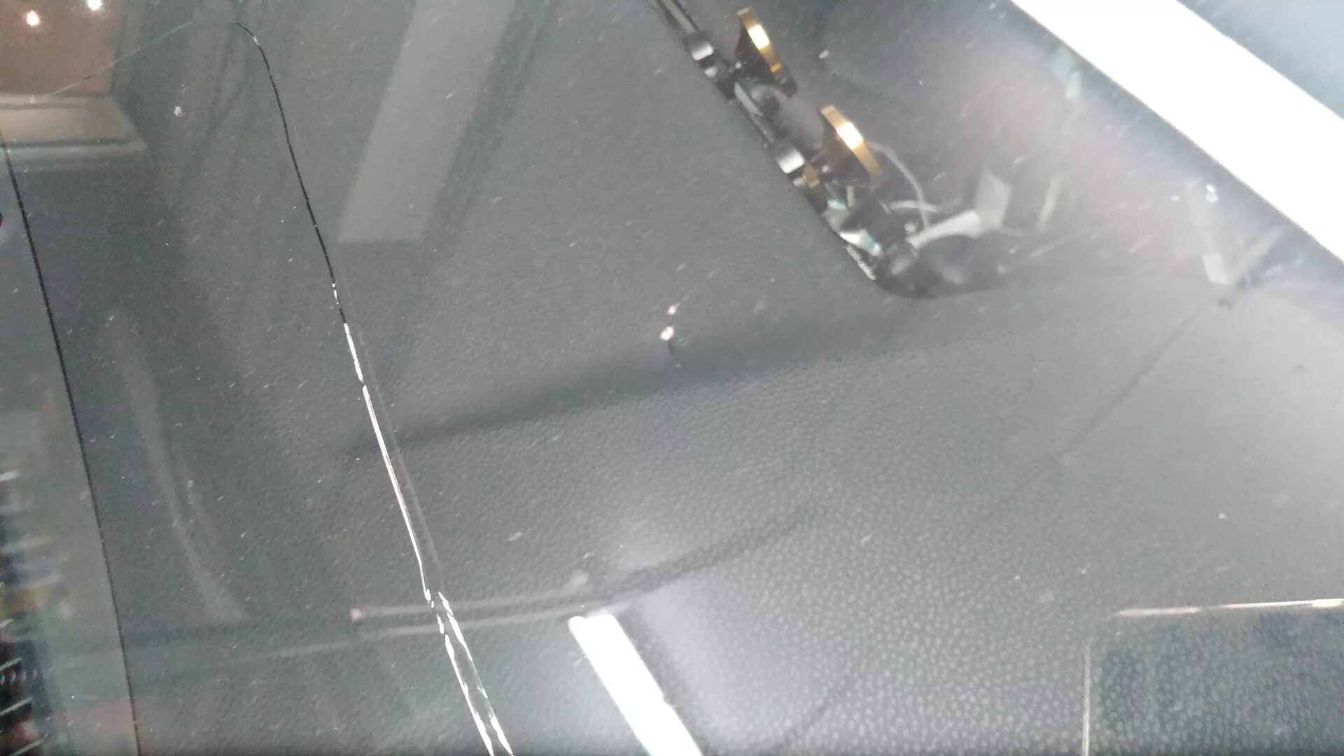 Трещина на лобовом стекле поставить на учет. Трещины на лобовом от печки. Причины трещины лобовое стекло МАЗ 5340. Лобовое стекло Тойота Камри 2005 г компанией и заводские. Разбитое стекло на Камри 3 2012 года.