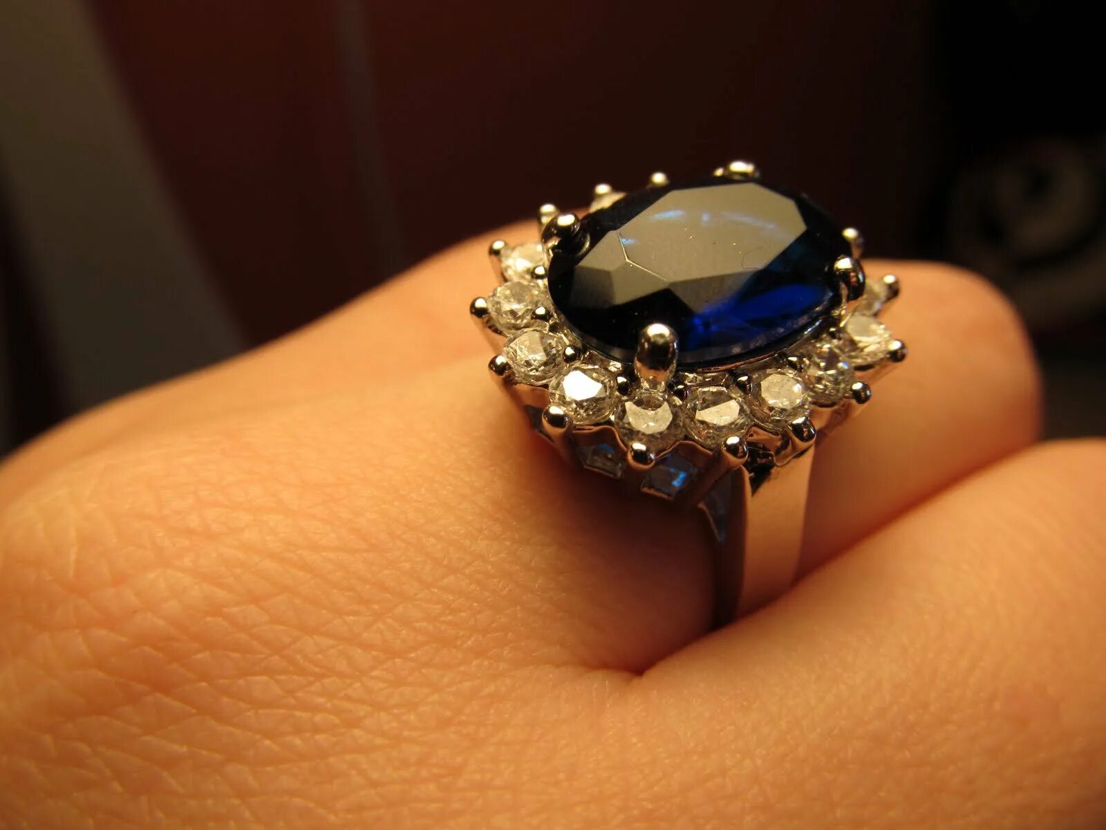 Обручальное кольцо кейт миддлтон. На каком пальце носить сапфир. Кольцо кейт миддлтон. Обручальное кольцо пенелопы круз. Кольцо принцессы дианы санлайт.