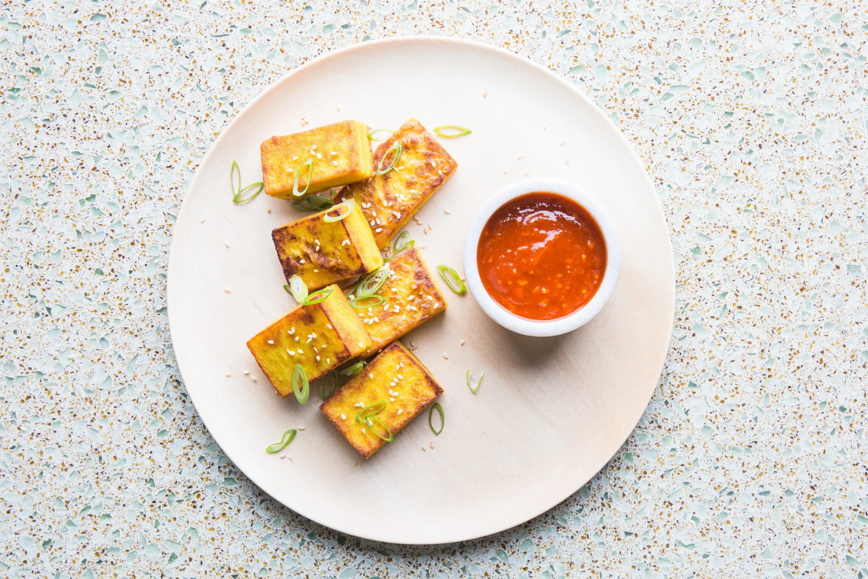 Тофу на сковороде. Жареный тофу. Жареный тофу. Жареный тофу яэ мико. Жареный тофу в соевом соусе.