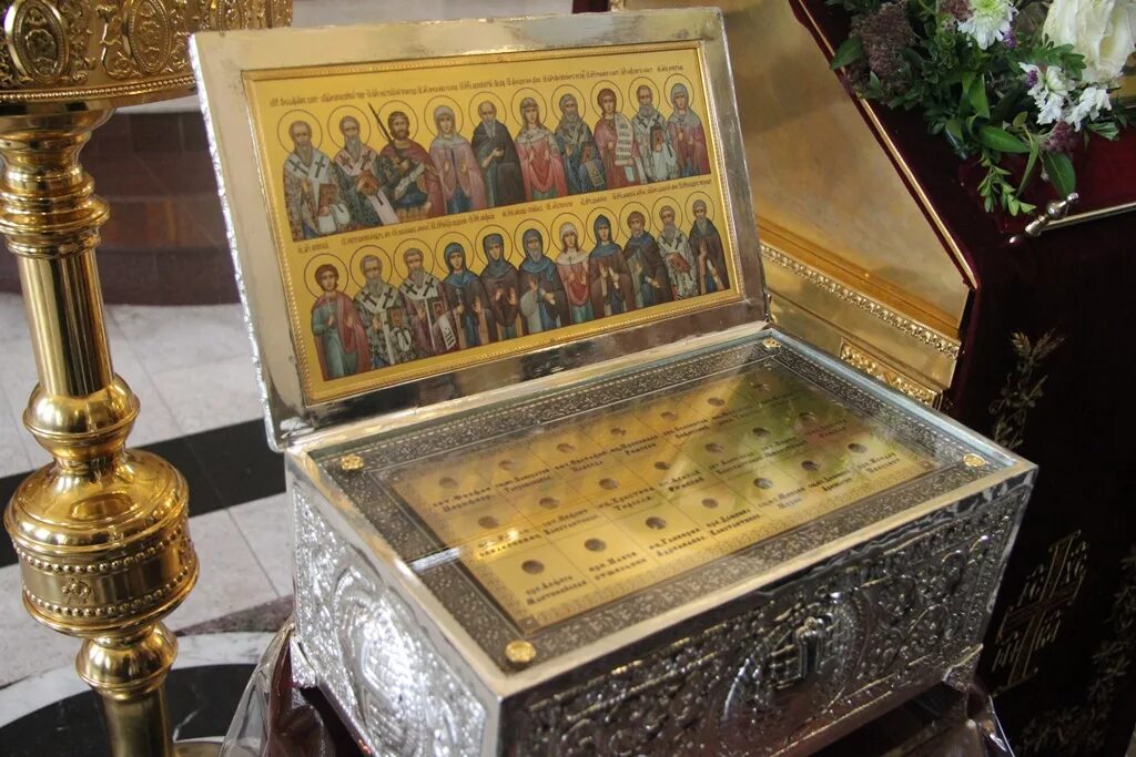 Мощи иоанна милостивого частица мощей. Частицы мощей равноапостольного князя владимира. Из чего состоят мощи святых. Александр свирский нетленные мощи. Ковчег с частицей мощей святого великомученика георгия победоносца.