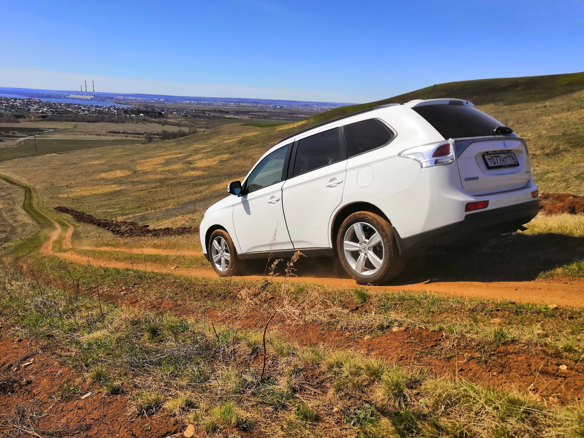 Аутлендер 3 л. Мицубиси Аутлендер покатушки. Аутлендер 3 в горах. Mitsubishi Outlander Эльбрус. Белый Аутлендер 2013 в горах.