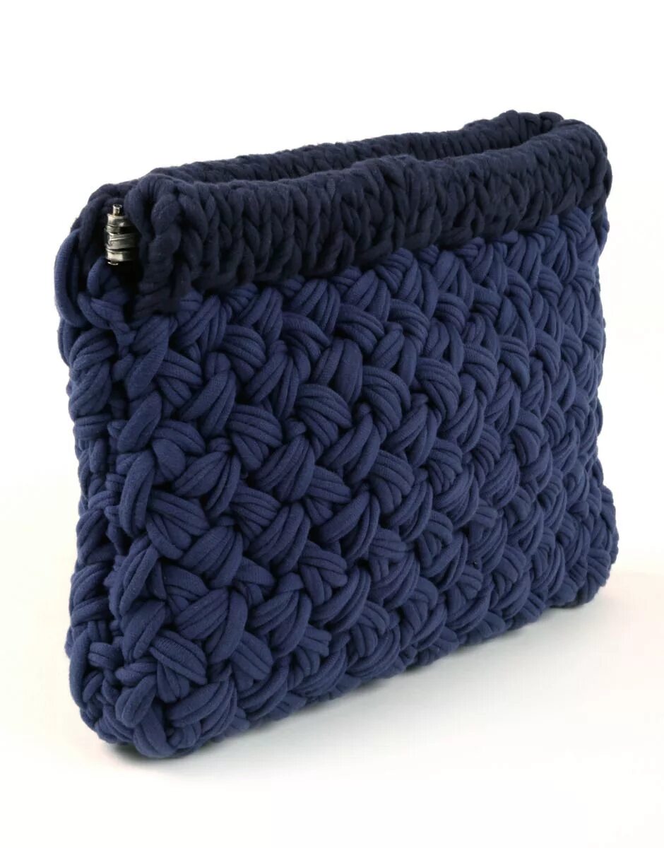 Вязаные клатчи крючком. Вязаная сумка клатч. Вязаный клатч спицами. Вязаный клатч. Вязаные клатчи из трикотажной пряжи.