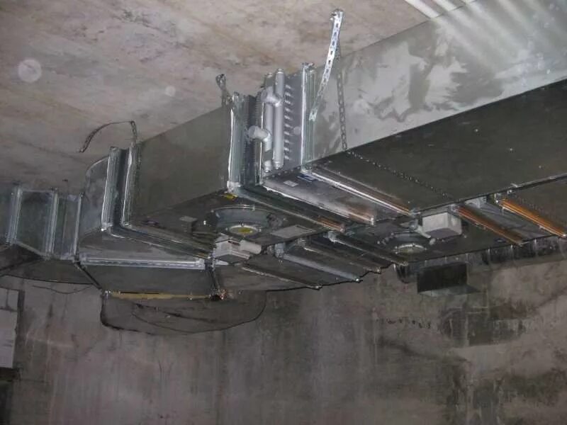 трубы в вентиляционной шахте. вертикальный воздуховод. воздуховод в шахте. вентшахта кабельного коллектора. вентиляционная шахта в многоэтажном доме.