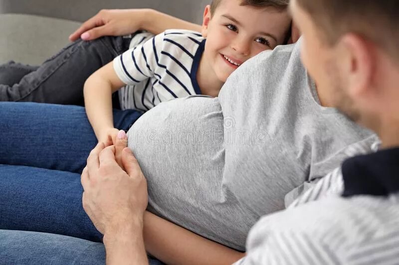 Беременную маму папу. Мама и папа с сыном и беременность. Фотосессия отец и сын на диване. Мама беременна сын и папа.