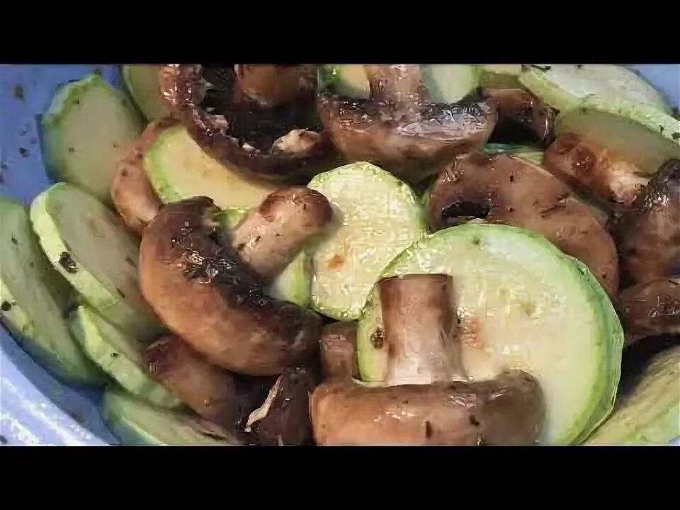 Блюдо из куриного филе кабачка шампиньона моркови и гречкой. Шампиньоны с овощами. Цукини с шампиньонами. Кабачки с шампиньонами. Кабачки шампиньоны рецепт.