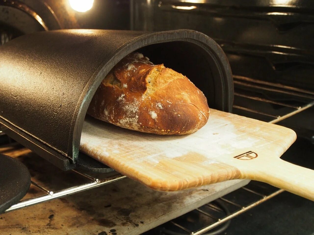 Хлеб после духовки. Чугунная печь fourneau Bread Oven. Хлеб в печи. Выпечка в духовке. Хлеб в духовке.