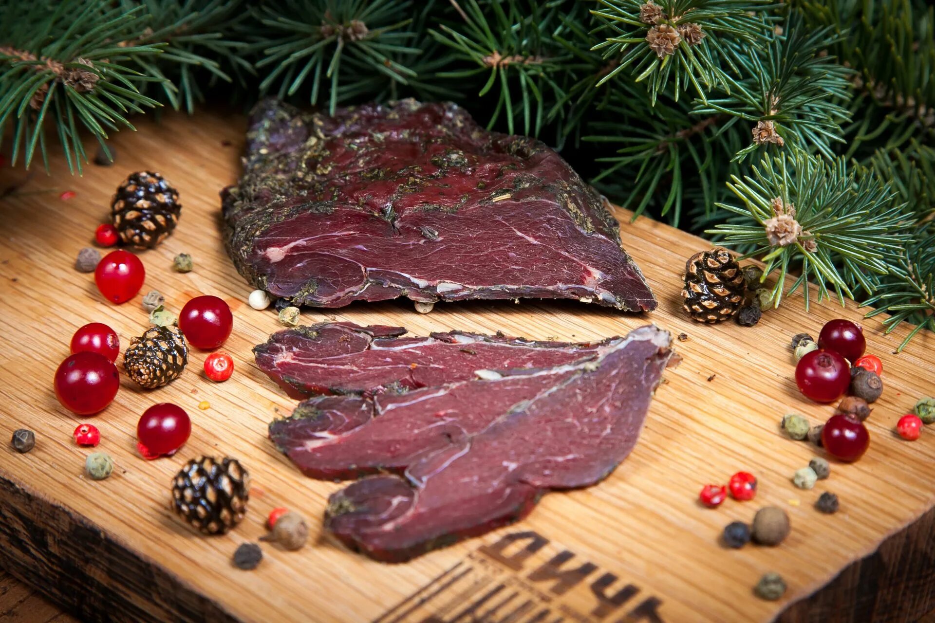 Оленье мясо. Оленина ялуторовский мясокомбинат. Деликатесы из оленины. Оленина мясо. Оленье мясо.