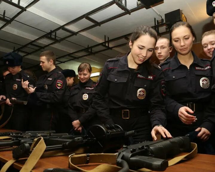 Работа полиции. Юридический институт мвд россии барнаул. Разрешенные прически для женщин полицейских. Женщины в мвд. Московский институт мвд россии.