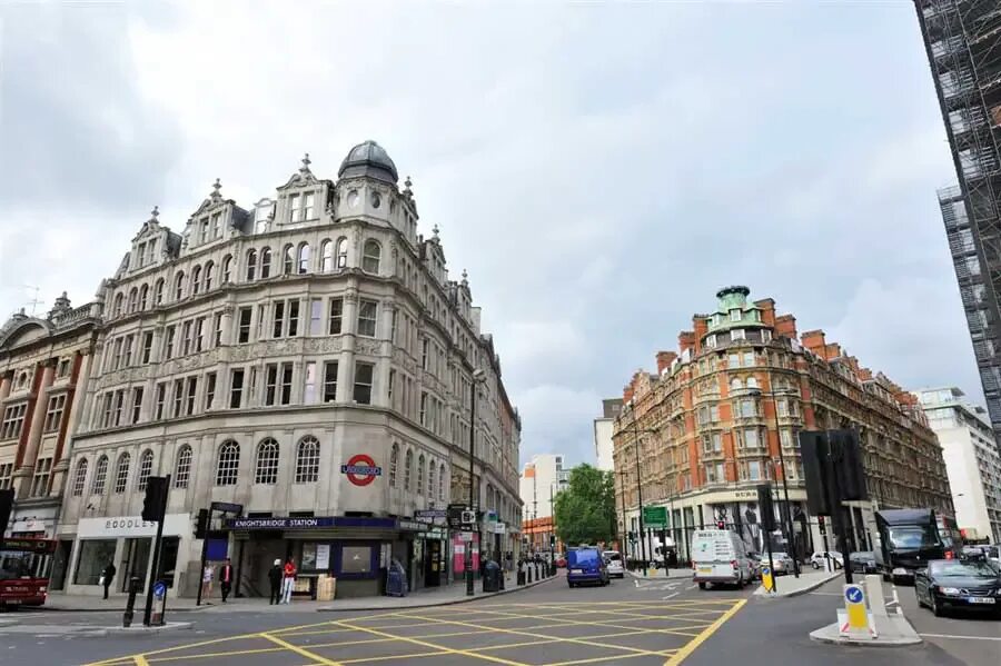 Лондон запад. Найтсбридж район. Кнайтсбридж Лондон. Лондон метро Knightsbridge. Фешенебельный Лондонский Найтсбридж.