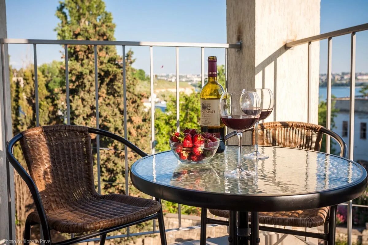 Две сестры севастополь. Гостиница карамель голубицкая. Отель две сестры. Две сестры отель. Севастополь улица черноморская.