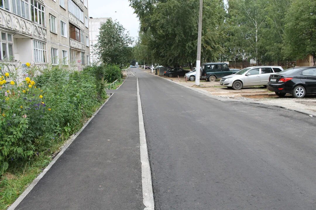 Асфальт у дома. Во дворе новая дорога. Тротуар на придомовой территории. Во дворе новая дорога. Дорога во дворе.