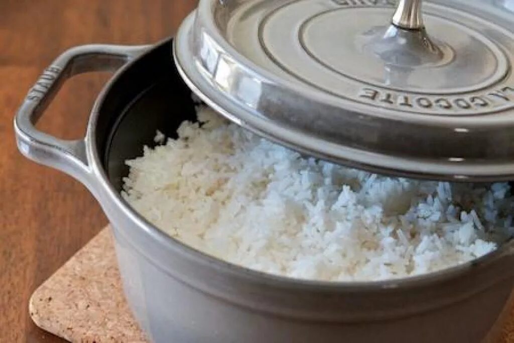 Рассыпчатый рис в кастрюле. Кастрюля для варки риса. Рис в кастрюльке. Вареный рис в кастрюле.