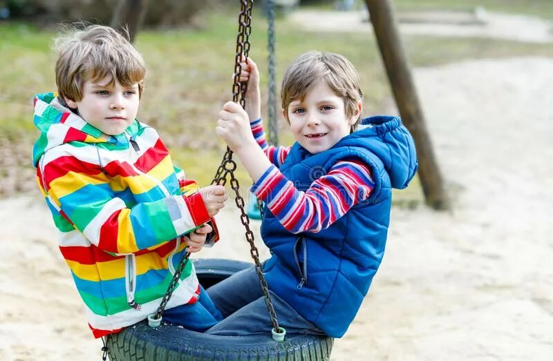 Childhood best friends. Два мальчика на качелях. Маленький мальчик в цепи. Где можно весело провести время с мальчиками 6 лет. Мальчик идевочка Горизонт.