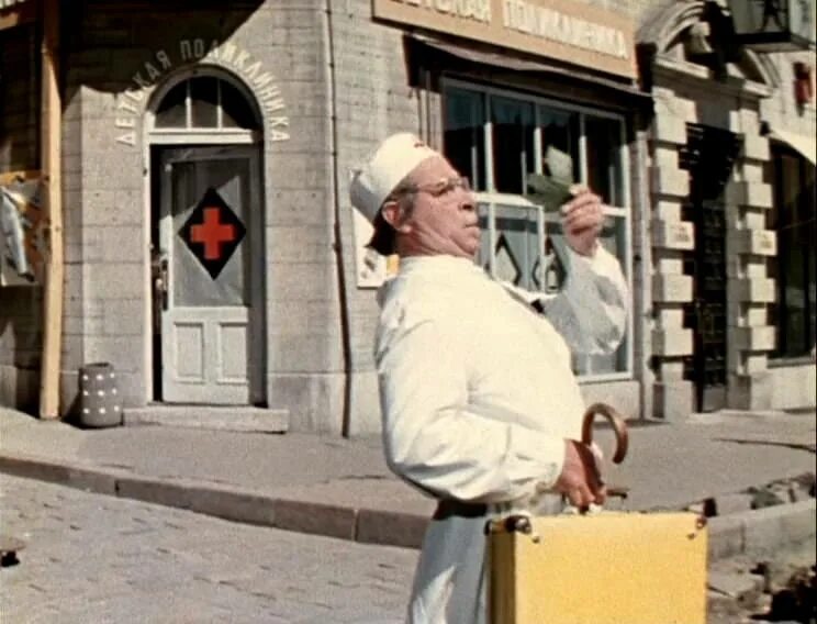 андрей громов приключения желтого чемоданчика. приключения желтого чемоданчика фильм доктор. приключения желтого чемоданчика фильм доктор. где снимался приключения желтого чемоданчика. пельтцер на крыше желтый чемоданчик.