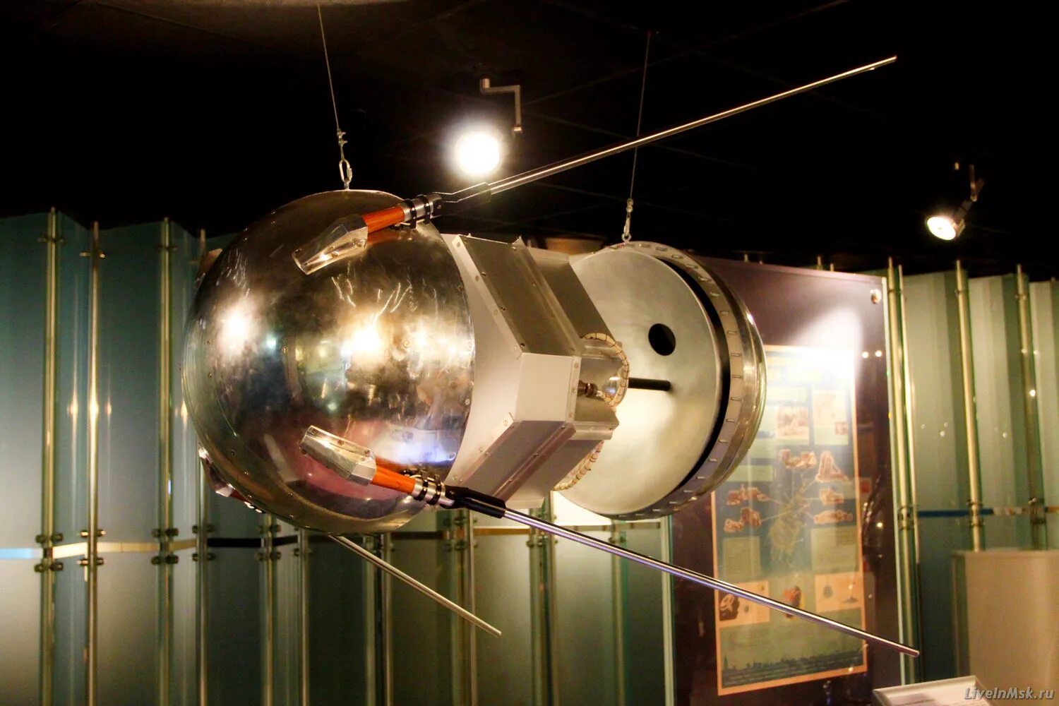 Диаметр первого искусственного спутника. Первый искусственный Спутник земли 1957. Искусственные спутники земли ИСЗ. Спутник ИСЗ-1. Первый искусственный Спутник земли в музее космонавтики.
