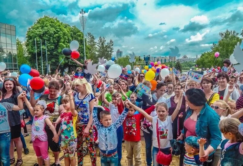 Праздник в городе. С днем защиты детей. День защиты детей празднование. День защиты детей праздник город.