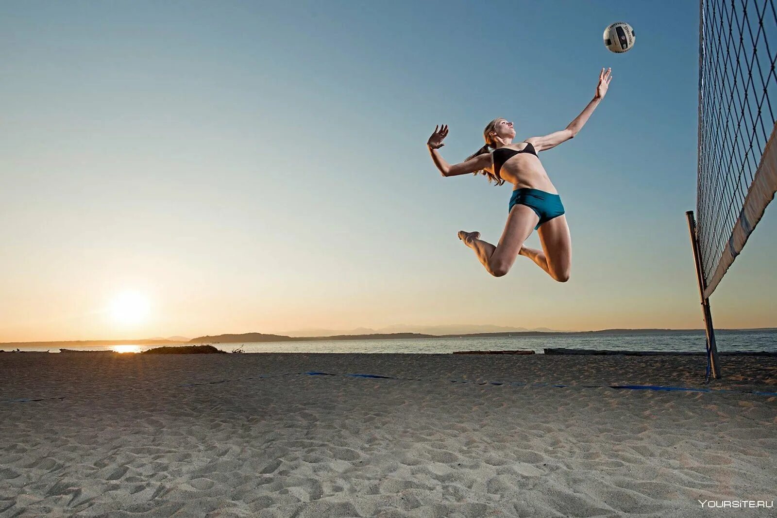 Ловля в прыжке. Пляжный волейбол. Волейбол на пляже. Волейболист в прыжке. Спорт волейбол.