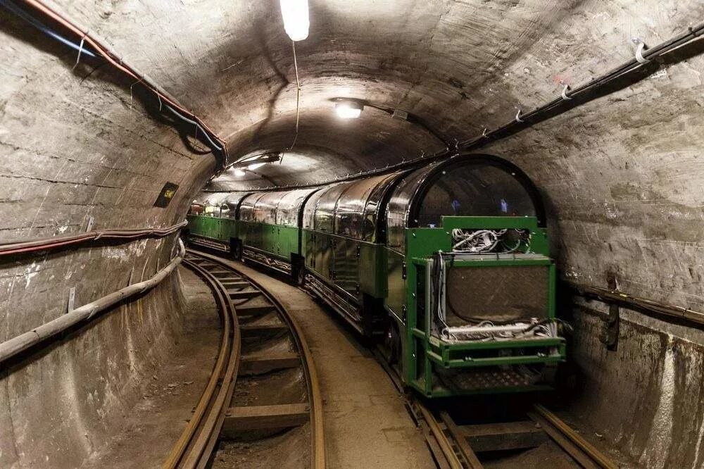 Перед входом в тоннель пассажирского поезда. Подземка катакомбы Лондон. Лондонская Почтовая железная дорога. Лондонская подземная железная дорога. Метро подземная железная дорога.