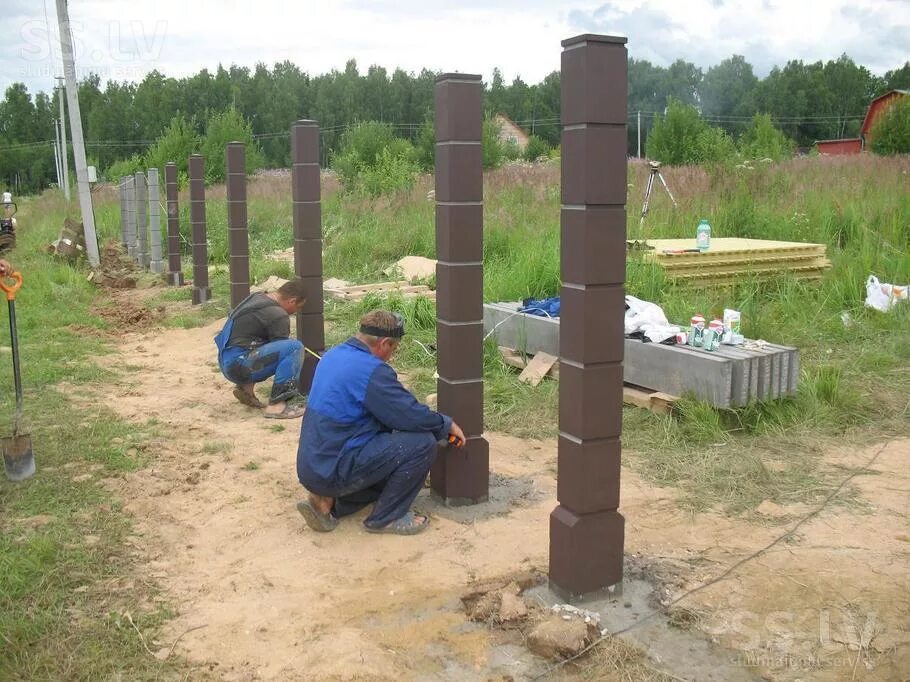 Сделать бетонный столб. Столб ТИСЭ для забора. Забутовка столбов для забора. Бетонирование столбов для забора м300. Бетонные столбы для забора.