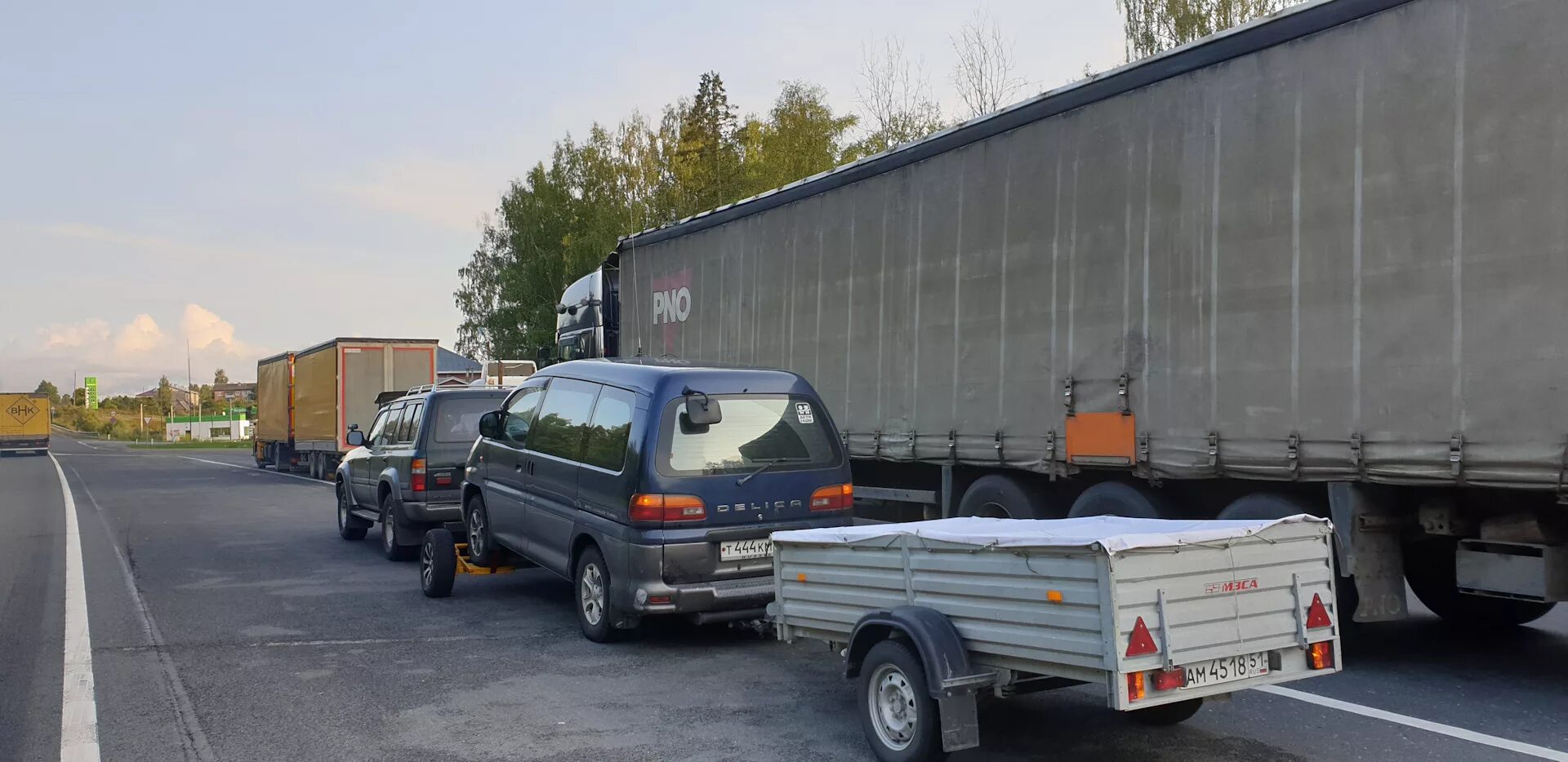 Буксировка прицепов грузовым автомобилем. Автопоезд легковой. легковой автопоезд с двумя прицепами. буксировка транспортных средств с прицепом. прицеп для буксировки автомобиля.