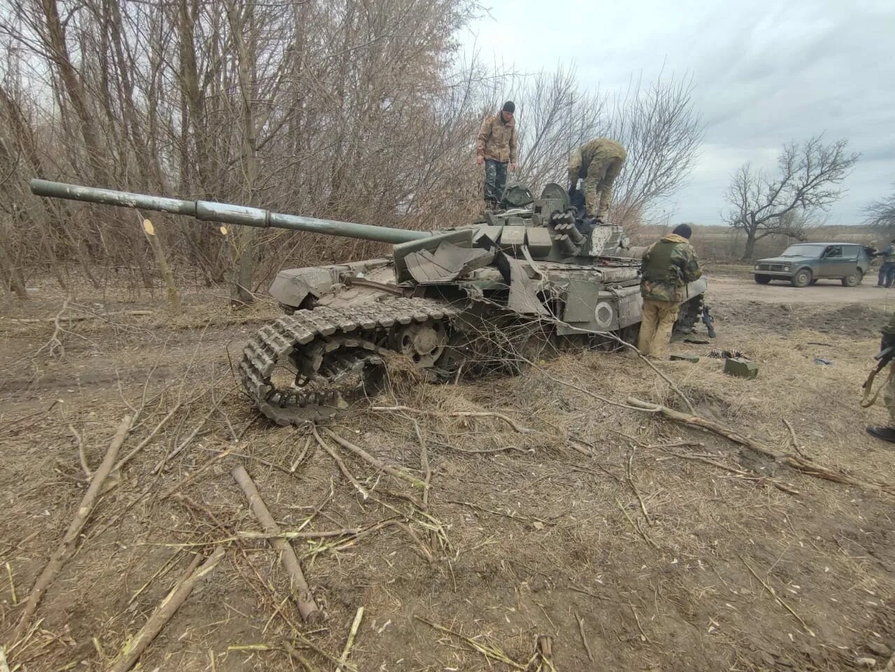 Танк против 8 украинских. "Т-72амг" ВСУ. Т-72 ВСУ. Танки т72 на Украине после боя. Т 72 армии Украины подбитый.