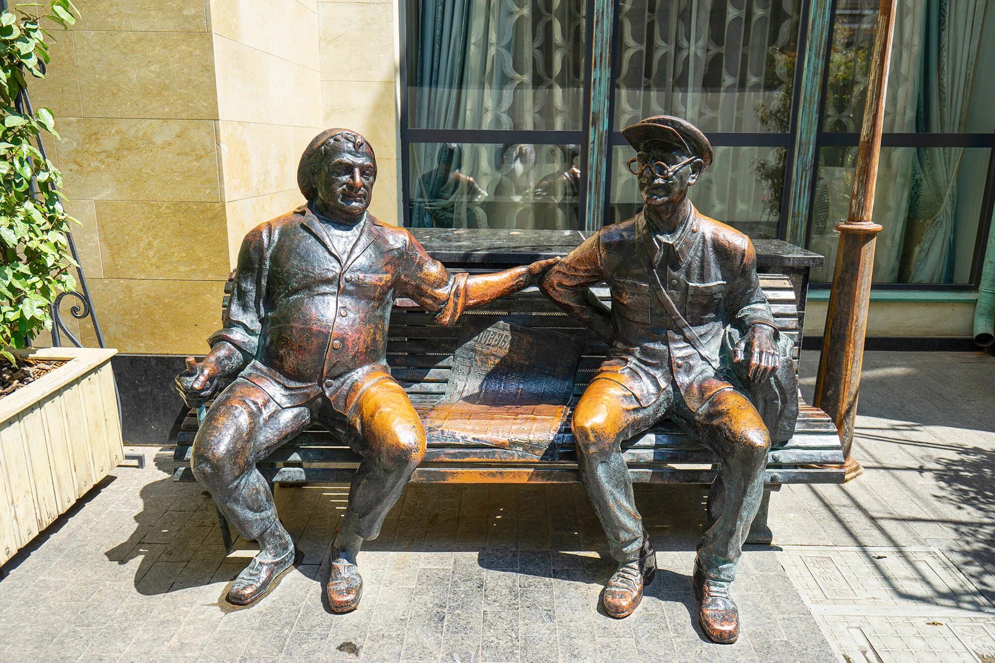 Скульптуры двух мужчин. Гомо статуи. Романтичные скульптуры. Скульптура в грузии али и нино. Краска для памятников.