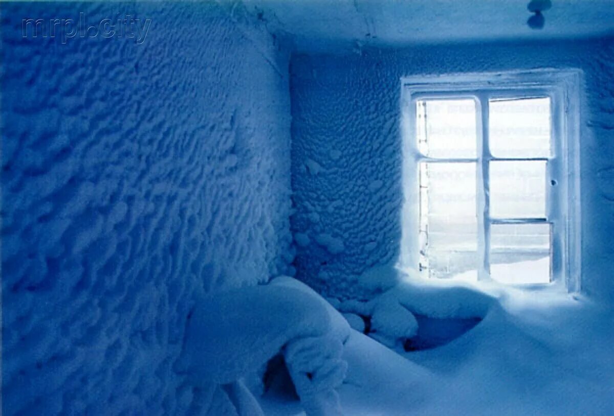 Среди холодных стен. Снег в квартире. Холодная комната. Замерзший дом. Дом в снегу.