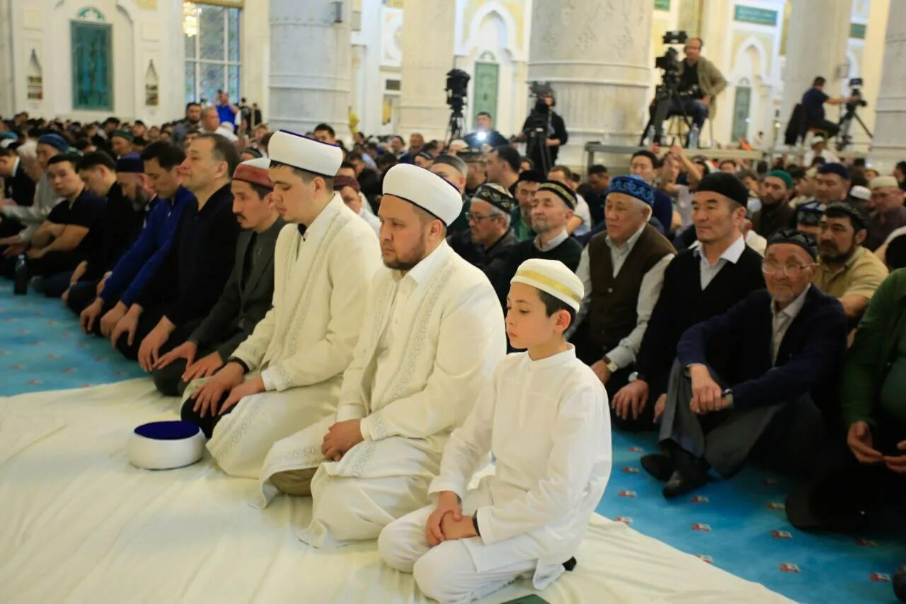 Какой намаз в ночь ляйлятуль кадр. Намаз в мечети. Мечеть с Кораном. Мусульмане Казахстана. Чтение Корана в намазе.
