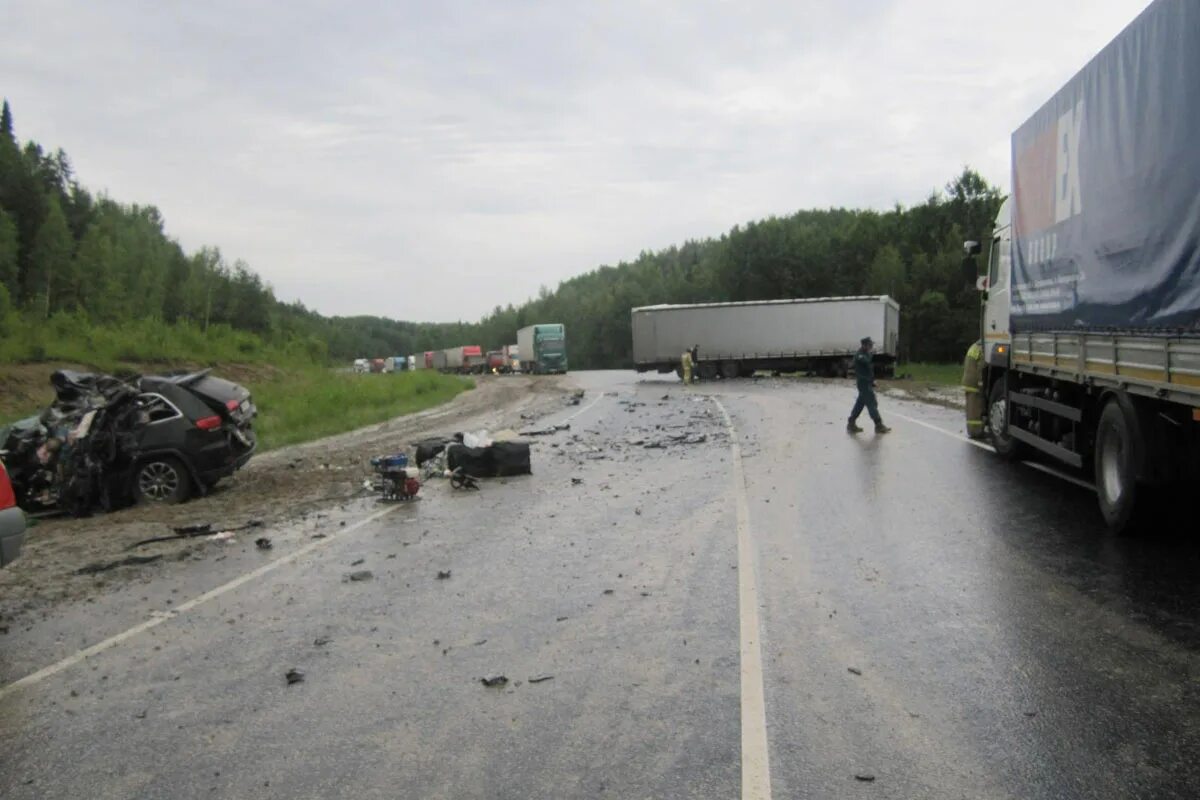 Ханты мансийск уват. Огненные вспышки в уватском районе , видимые с федеральной трассы. Снежная трасса ханты мансийск. Дтп тугулым тюмень трасса. Дорога салым уват.