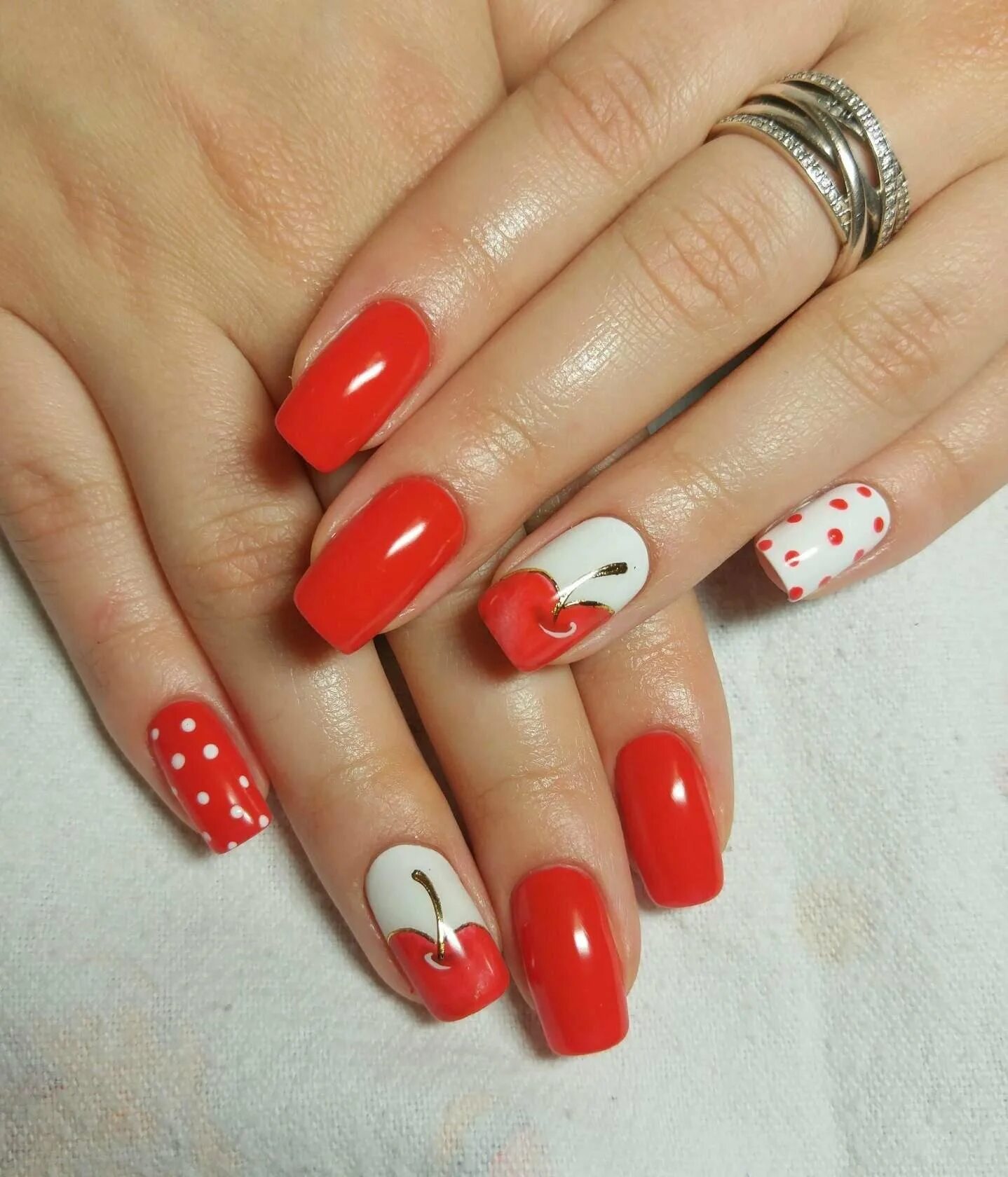 маникюр для женщины 60 лет. красный маникюр на короткие ногти. маникюр для женщины 60 лет. маникюр 55 лет. маникюр на 45 лет.