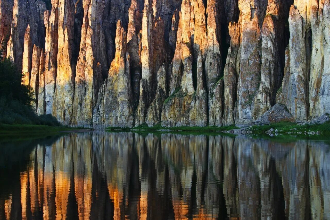 Уникальные реки. Река синяя Синские столбы. Синские скалы Якутия. Синские столбы Саха Якутия река синяя. Природный парк Ленские столбы.