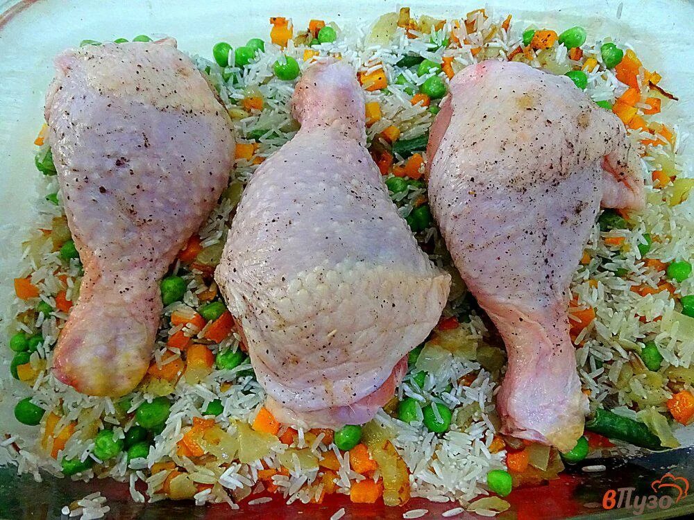 Куриная голень с рисом рецепт. Голень с рисом. Ножка курицы с рисом. Куриные ножки в духовке с рисом морковкой в пакете. Куриная голень на пару с рисом.