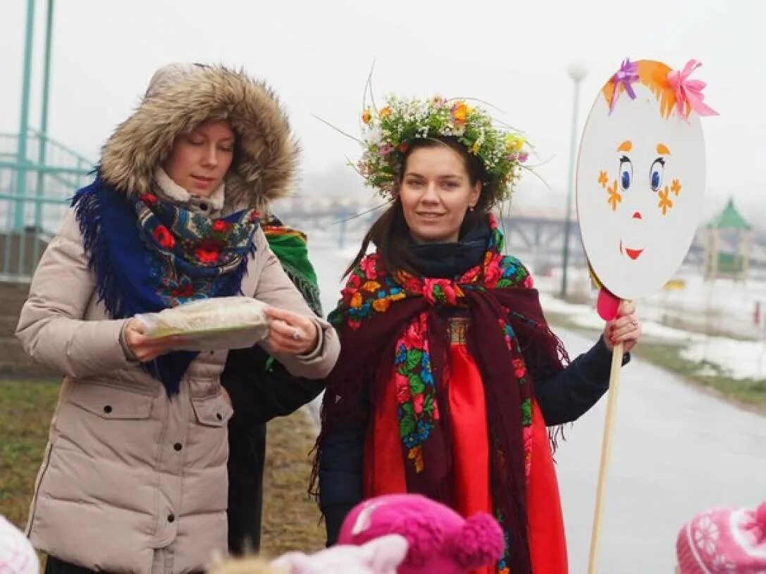 Про масленицу для средней группы. Празднование Масленицы в младшей группе. Масленица во 2 младшей группе фотоотчет. Праздник Масленица средняя группа. Обруч на Масленицу.